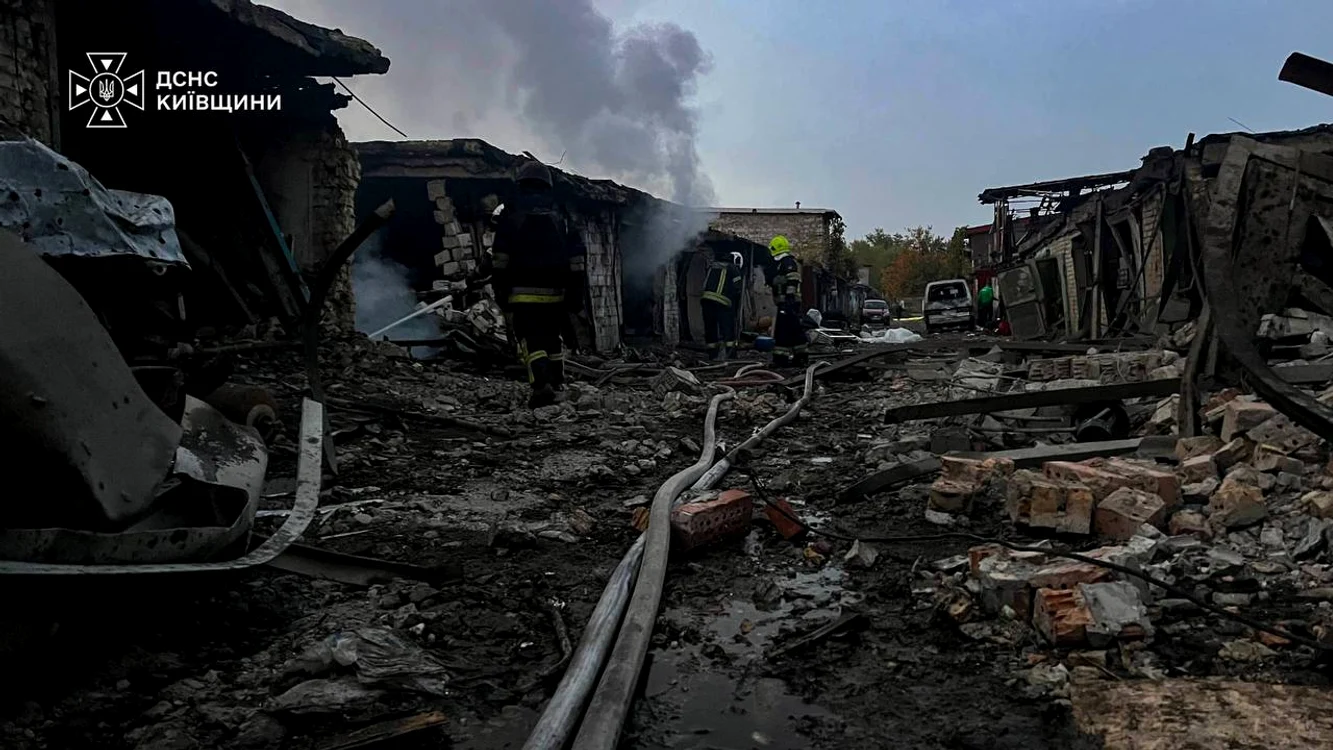 Garaje distruse în urma unui atac cu dronă rusească în Kiev, Ucraina