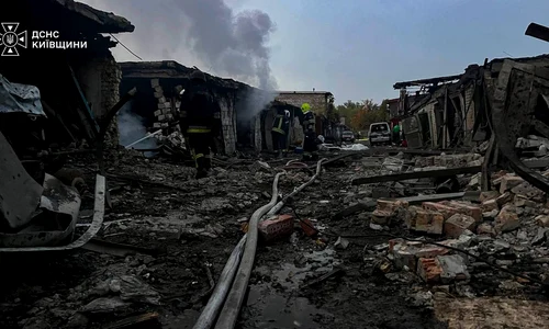 Garaje distruse în urma unui atac cu dronă rusească în Kiev, Ucraina