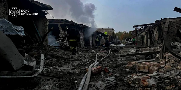 Garaje distruse în urma unui atac cu dronă rusească în Kiev, Ucraina