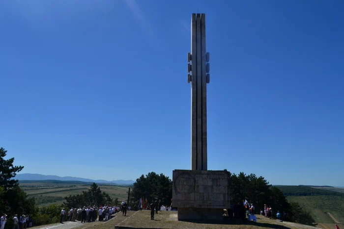 Edificiul este situal pe Dealul Guruslăului, într-o poiană înconjurată de pini FOTO Andreea Vilcovschi