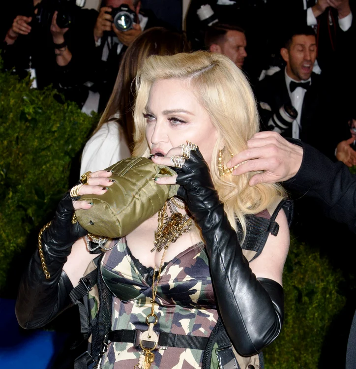 Madonna şi-a felicitat fratele că a scăpat de "demonul alcoolului", specific familiei Ciccone