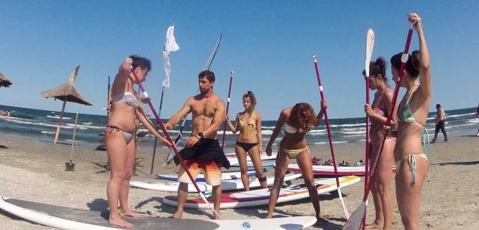 Instructorul de stand up paddle şi cursantele lui FOTO SupAcademy