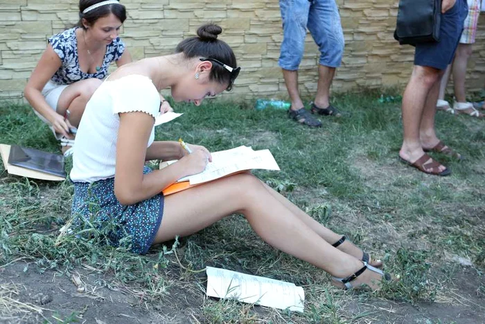 Aglomeraţie la Consulatul României din Chişinău. Foto: Dumitru Goncear