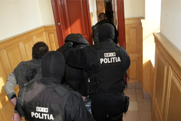 Escrocii au fost duşi la instanţă sub escortă.