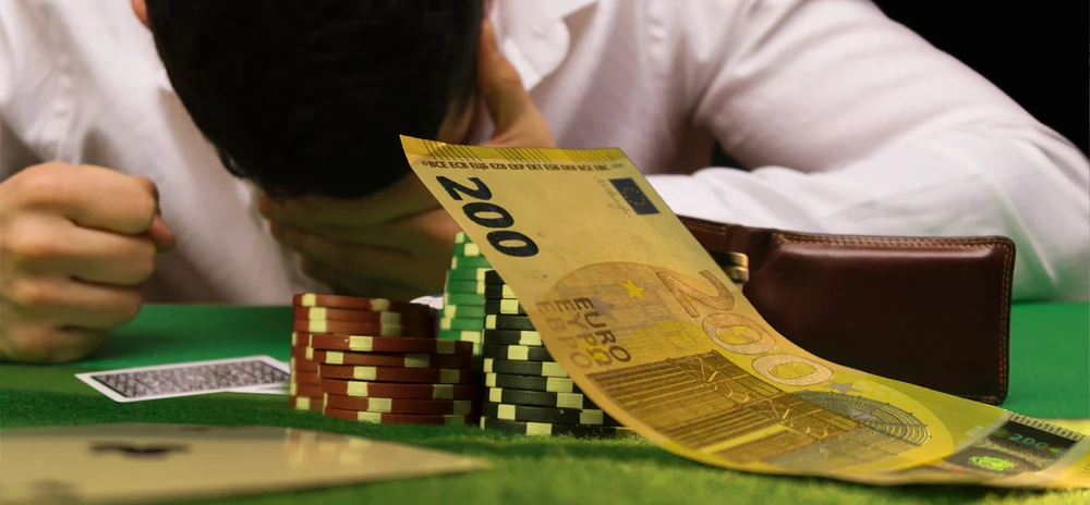 Percheziții în Argeș într-un dosar de camătă și jocuri de noroc ilegale: un ofițer de poliție, suspectat că ar fi protejat gruparea