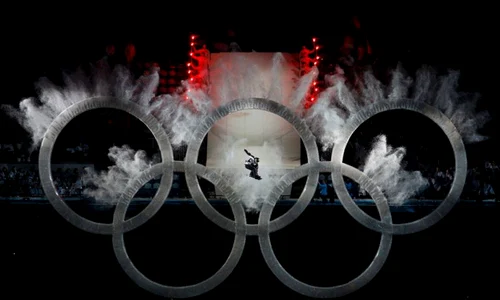 Un  snowboarder zboară prin faţa cercurilor olimpice în timpul festivităţii de deschidere a Olimpiadei de iarnă de la Vancouver, 12 februarie (Foto: Reuters / David Gray) jpeg