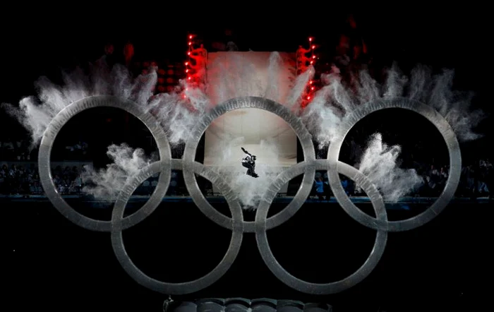 Un snowboarder zboară prin faţa cercurilor olimpice în timpul festivităţii de deschidere a Olimpiadei de iarnă de la Vancouver, 12 februarie (Foto: Reuters / David Gray)
