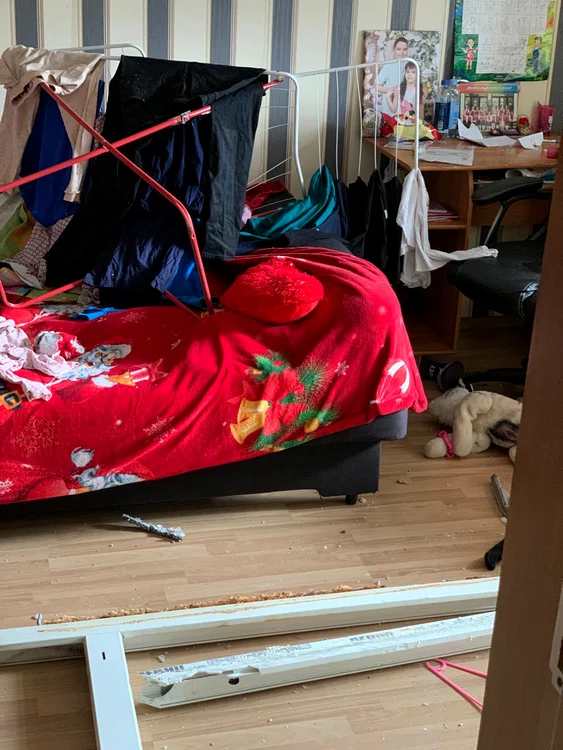 Suflul exploziei a spart geamurile și a aruncat lucrurile prin cameră