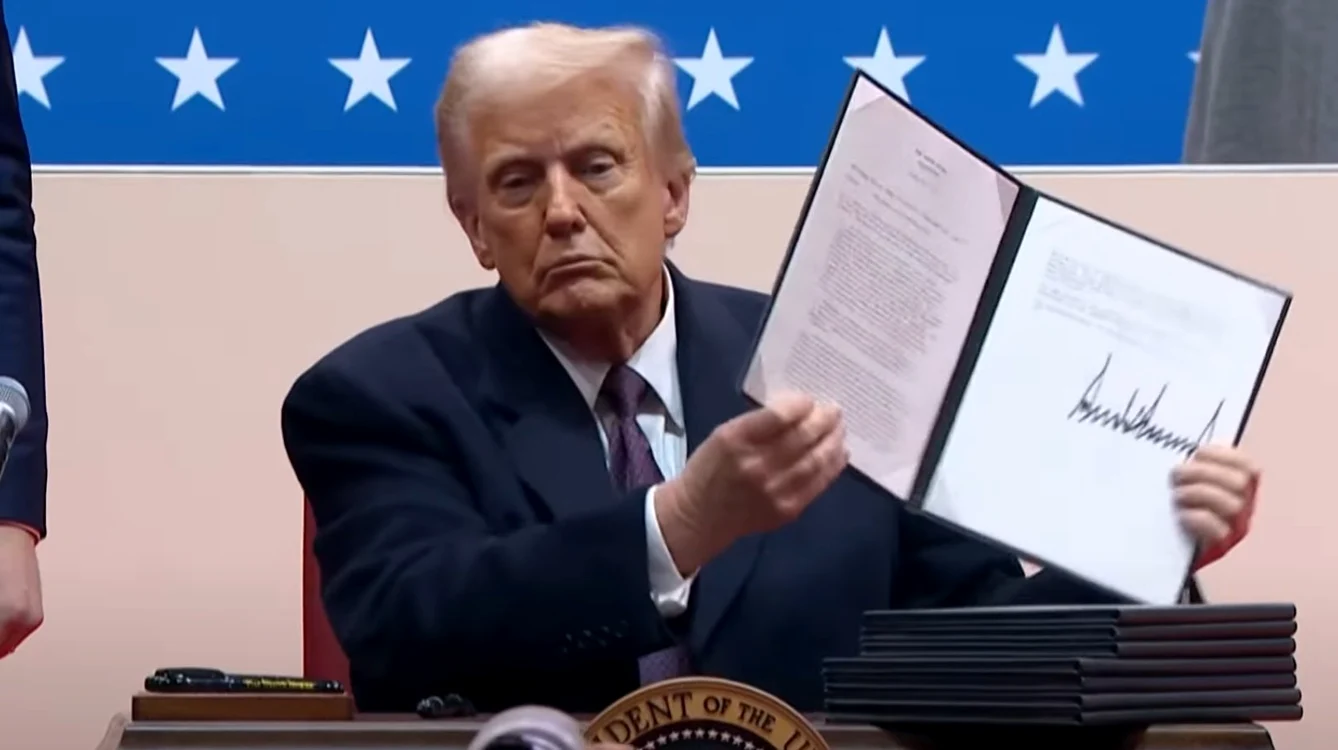 Donald Trump semnează decrete pe bandă rulantă