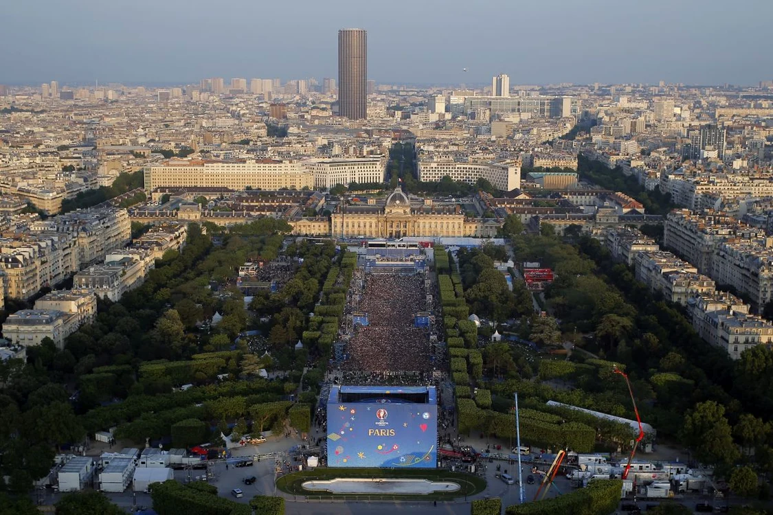 
    Peste 90.000 de fani sunt așteptați in fanzone-ul instalat în fața Turnului EIffelSursă: AP  