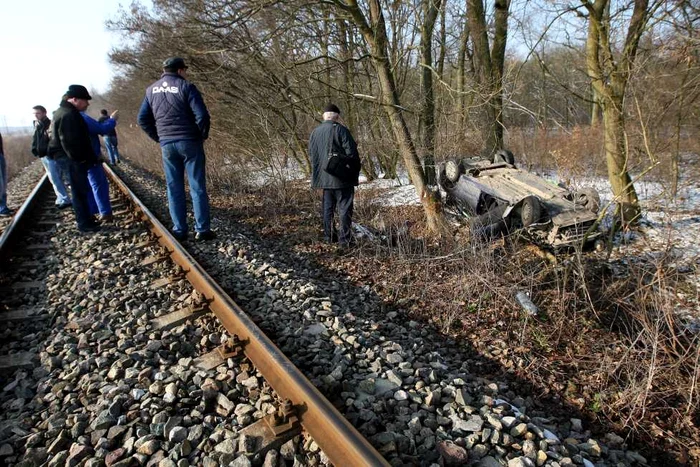 Tânăra de la volan a pierdut controlul maşinii, vehicul trecând peste calea ferată şi oprindu-se în pădure