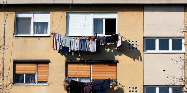 rufe uscat exterior bloc foto shutterstock