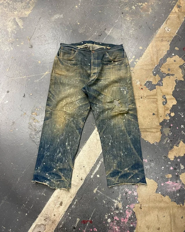 Această pereche de blugi, din 1880, a costat 87.400 de dolari. foto: Instagram/@denimdoctors/@ziphtc