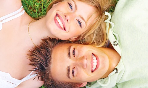 15 special cuplu pajiste iarba fericire zambet iubire romantic shutterstock 3389285 jpeg