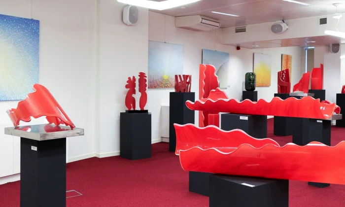 «Sculptură în sticlă»   Expoziție dedicată Centenarului Marii Uniri, la Bruxelles / FOTO jpeg