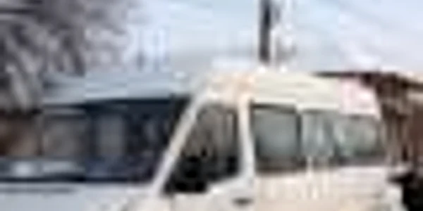 Primarul Sorin Bucurescu împinge de microbuzul care s-a defectat