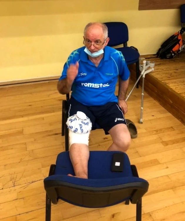 Viorel Filimon conduce antrenamentele cu piciorul imobilizat pe un scaun