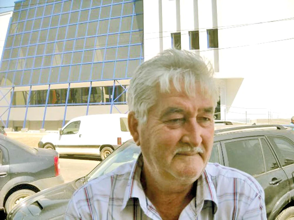 
    Omul de afaceri Viorel Dumitraşc (în stânga) era socotit omul de casă al  fostului edil Titi Constantinescu  