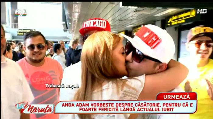 Un prieten al interpretului şi-a cerut pe aeroport iubita de soţie, începând seria evenimentelor inedite din acea zi.