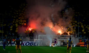 Torţele şi fumigenele aruncate în teren au scăzut vizibilitatea la nivelul gazonului jpeg