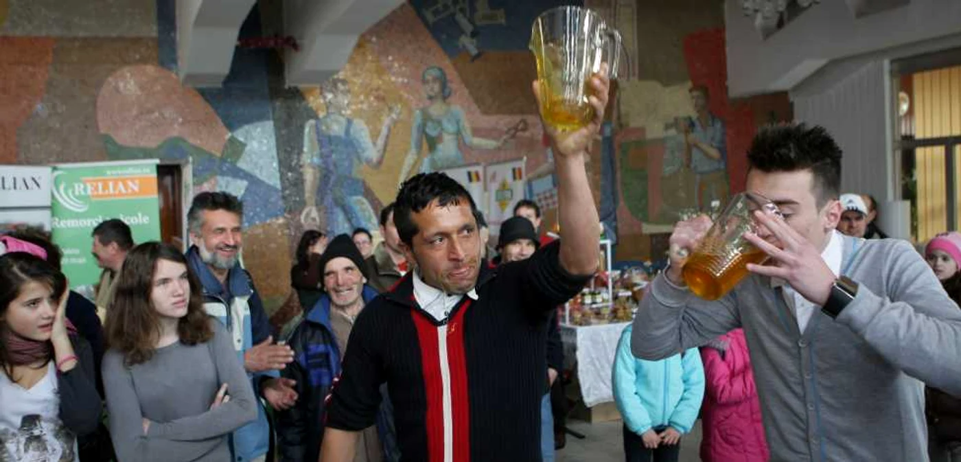 Cornel Șchiopu a dat gata 1,5 litri de miere în 20 de secunde. Foto Alex Policală