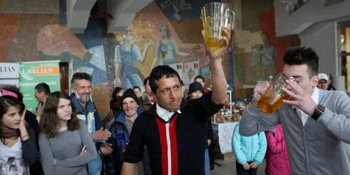 Cornel Șchiopu a dat gata 1,5 litri de miere în 20 de secunde. Foto Alex Policală