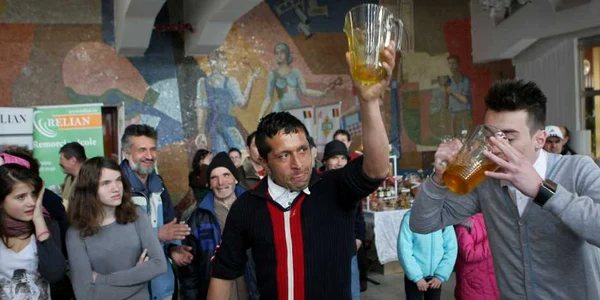 Cornel Șchiopu a dat gata 1,5 litri de miere în 20 de secunde. Foto Alex Policală