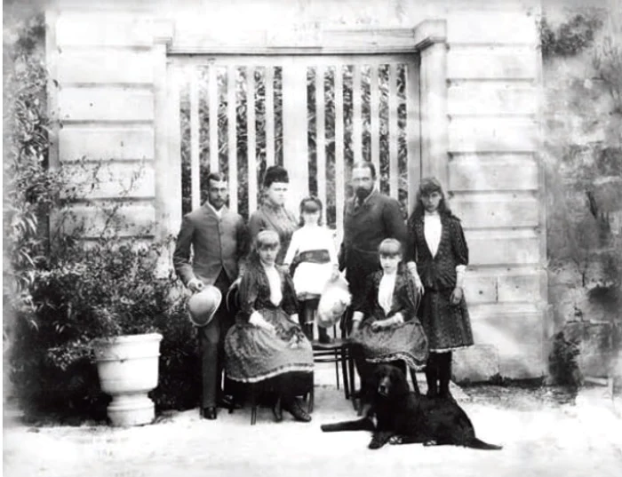Ducele Alfred de Edinburgh, Maria Alexandrovna şi cele patru fiice ale lor (Maria, Beatrice, Alexandra, Victoria Melita) la reşedinţa din San Antonio, în Malta; în fotografie e şi nepotul ducelui Alfred, viitorul rege George al V-lea (circa 1892)
