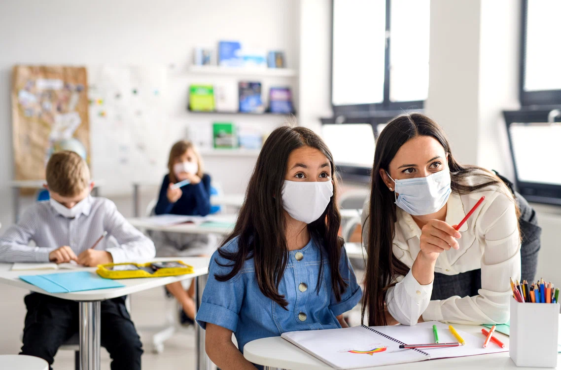 Tot mai mulți specialiști susțin că elevii și profesorii ar trebui să poarte mască de protecție și în timpul orelorfoto: Shutterstock