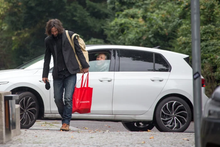 Alexandra Grant și Keanu Revees sunt în Germania, acolo unde actorul filmează pentru seria The Matrix 