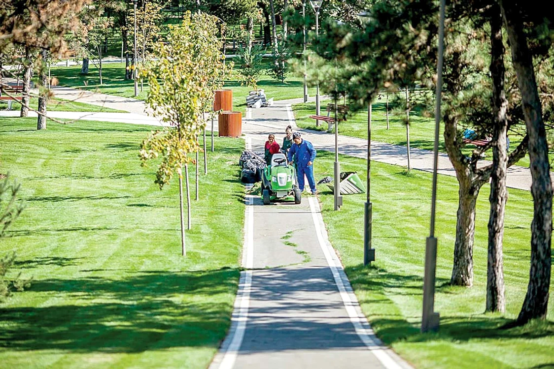 Câte 80 de oameni muncesc zilnic la amenajarea parcului