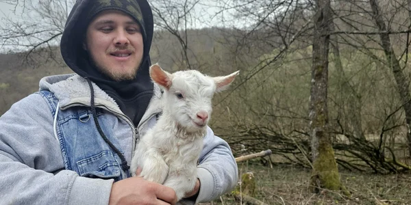 Tânăr Cioban din satul Almășel din Hunedoara Foto Daniel Guță ADEVĂRUL jpg