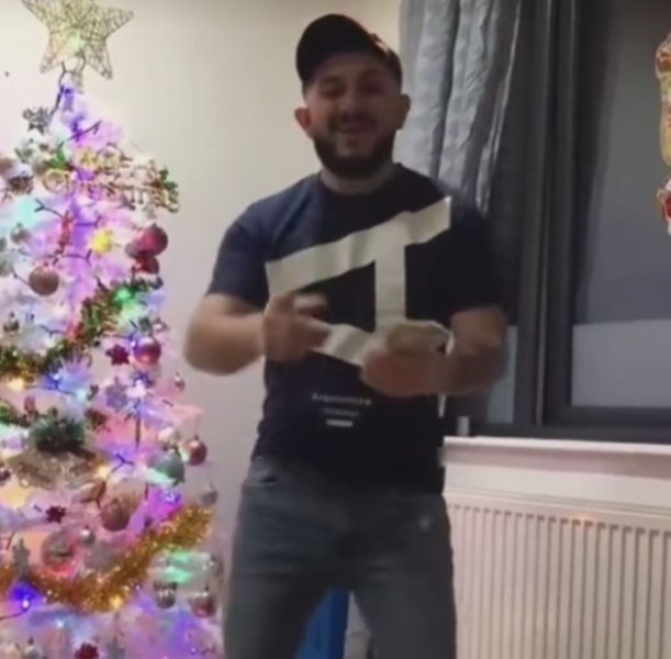 Show-ul grotesc al proxenetului român care a fost condamnat în Marea Britanie. Bărbatul s-a filmat în timp ce arunca cu banii