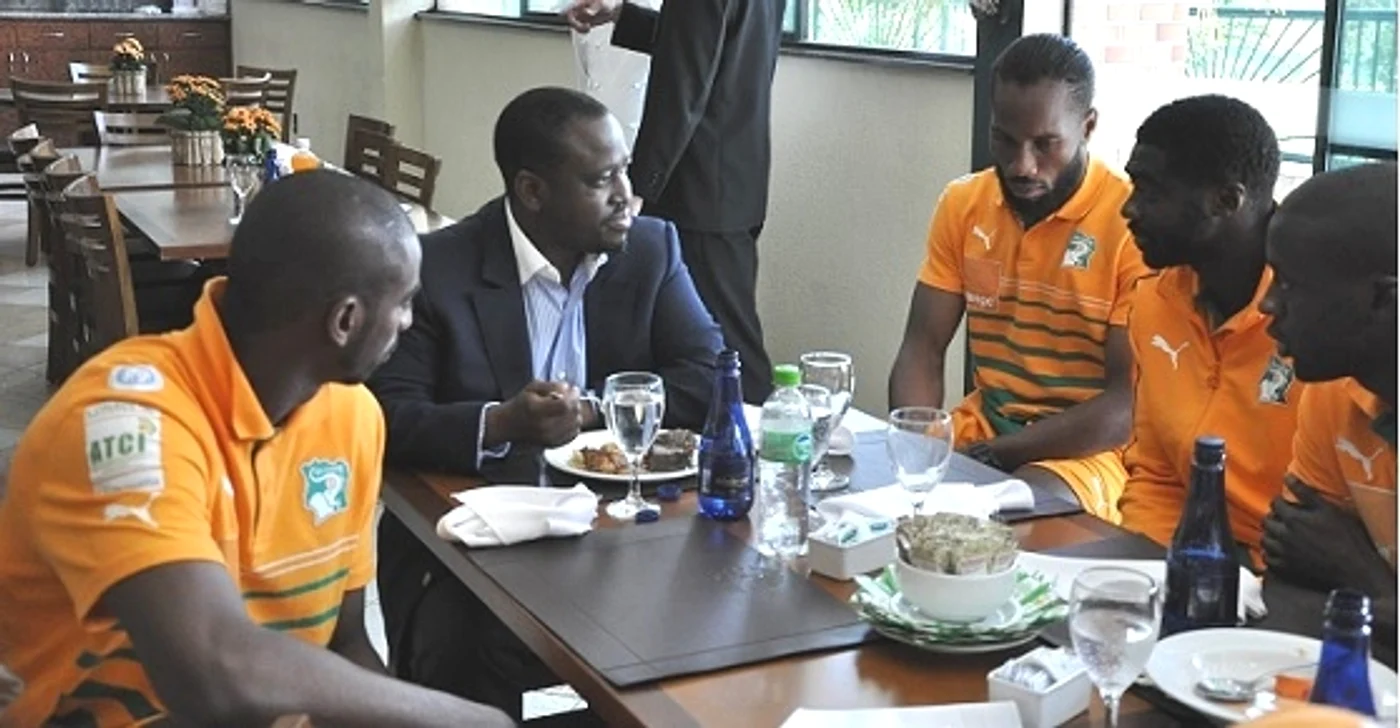 
    Drogba şi colegii săi au primit vestea cea bună în timp ce serveau masa  