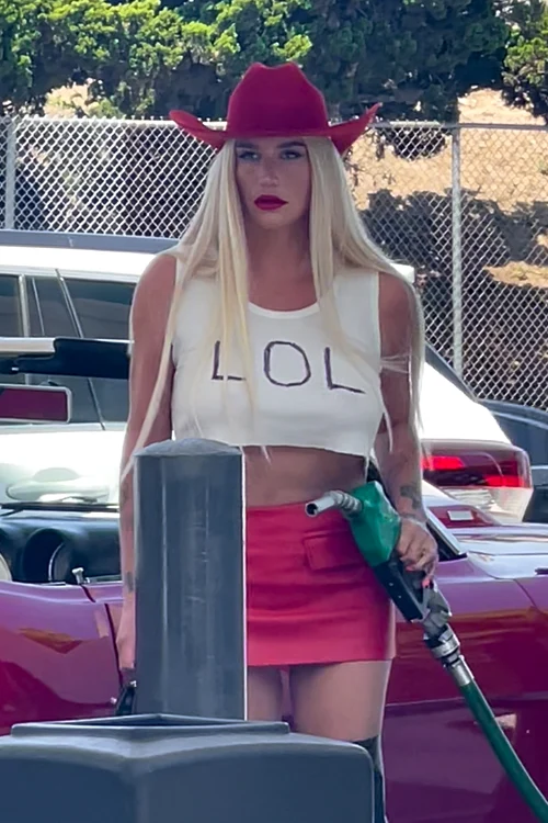Kesha, la o benzinărie din Los Angeles