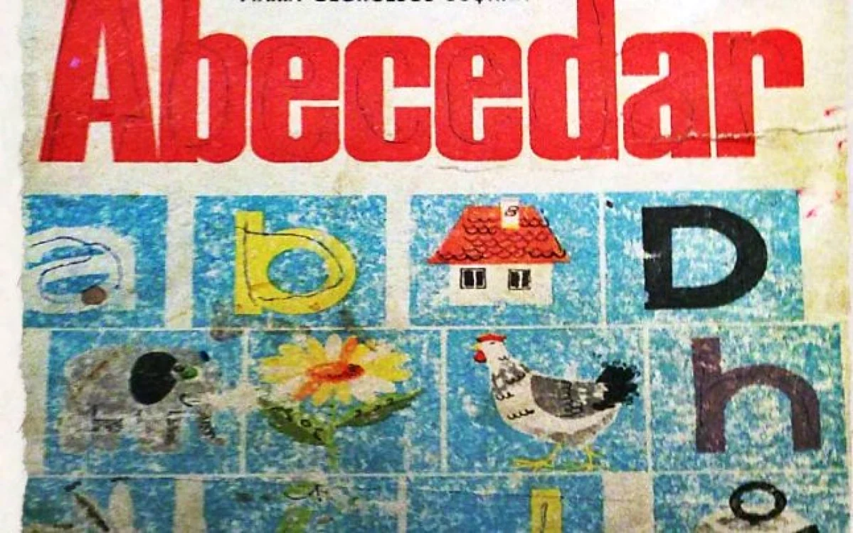 Abecedarul din comunism, cartea care a stat pe băncile a multe generaţii în epoca comunistă