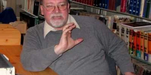 Spilmann Mihaly, directorul Bibliotecii Teleki, nu a putut fi contactat pentru a răspunde acuzaţiilor ce i se aduc.