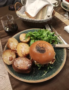 Burgerul de urs, vedeta meniului unui restaurant din Brașov, situat chiar sub Tâmpa Foto: CarmOlimp