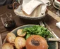 Burgerul de urs, vedeta meniului unui restaurant din Brașov, situat chiar sub Tâmpa Foto: CarmOlimp