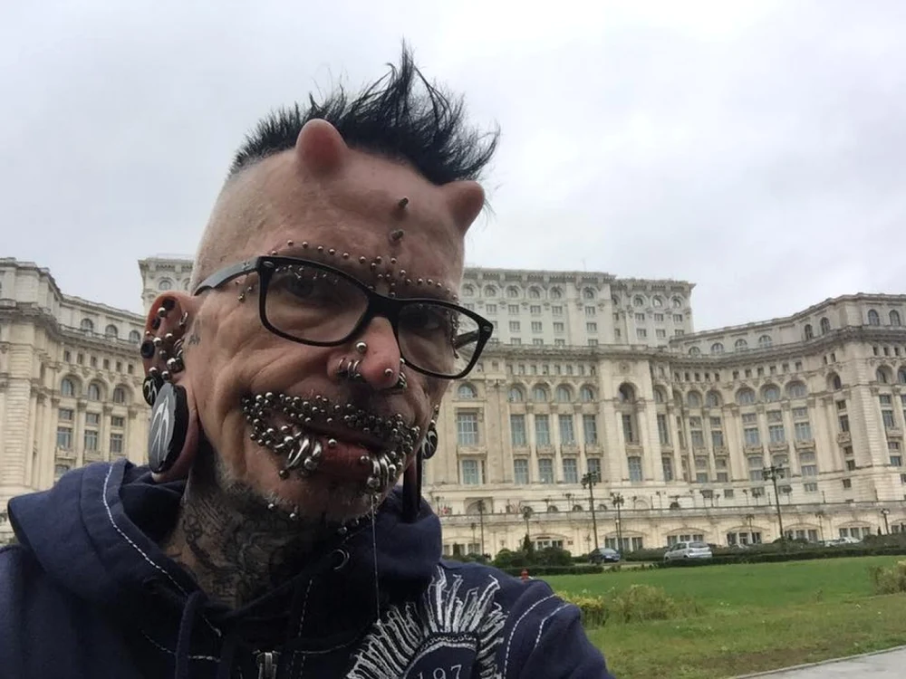 Rolf Buchholz, deţinătorul titlului Guinness Records drept bărbatul cu cele mai multe pierce-uri din lume, a venit la conveţia de la Bucureşti FOTO Facebook