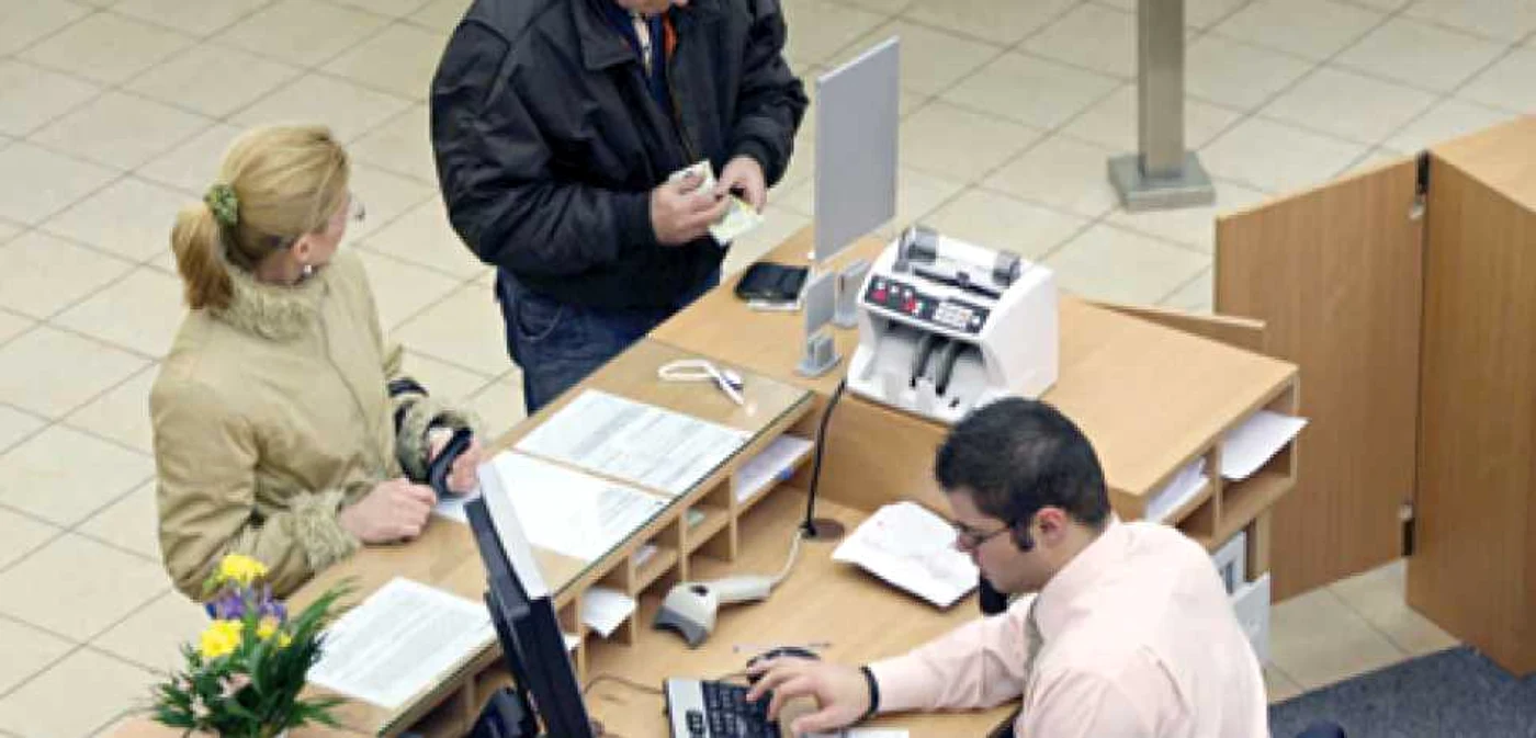 Clienţii băncilor trebuie să citească foarte atent contractele