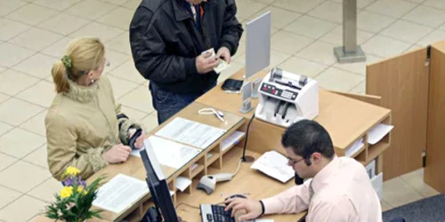 Clienţii băncilor trebuie să citească foarte atent contractele