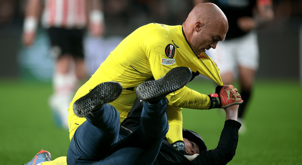 Scene ireale în Europa League! Portarul de la Sevilla, lovit cu pumnul în față de un fan al lui Eindhoven! VIDEO