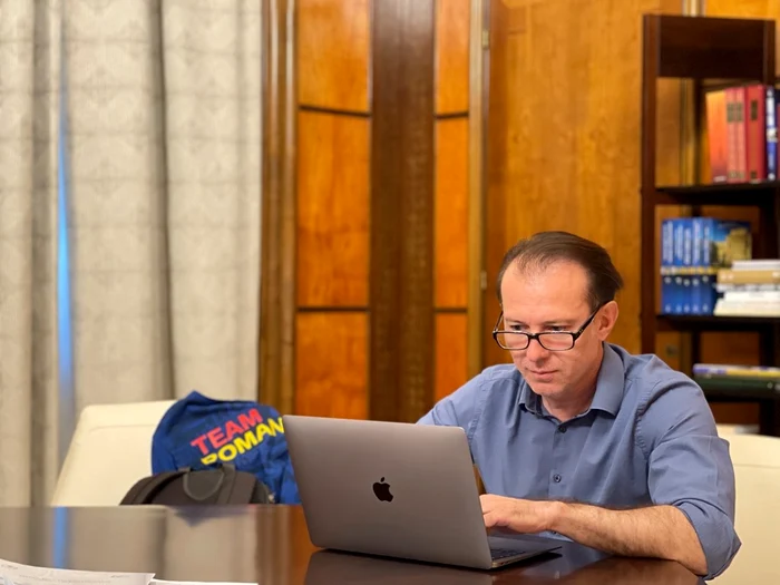 Acum 20 de ani, premierul României a condus sub influența alcoolului în America, faptă pentru care a plătit o amendă uriașă și ar fi stat 2 zile la închisoareSursa foto: Facebook