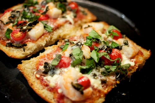 pizza cu creveti si branza feta jpeg