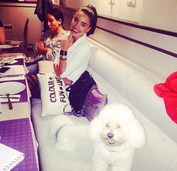 Adelina merge și la restaurant cu cățelul ei