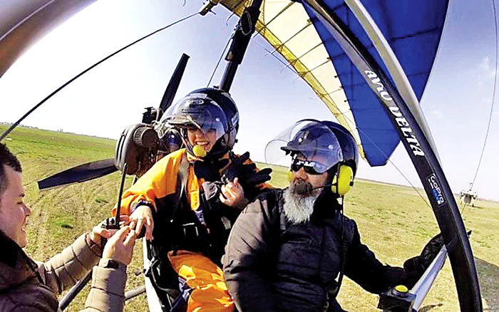 Pentru ca secretul ineditei cereri în căsătorie să fie total, tânăra a fost “ascunsă” pe cer