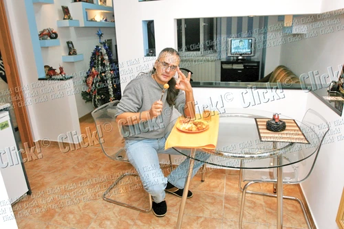 Zona de luat masa e amenajată minimalist, cu mobilier din sticlă