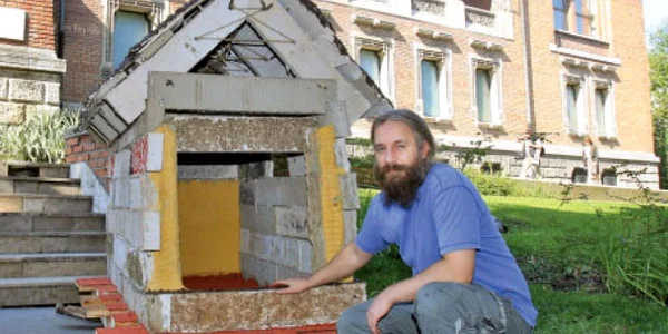 Răzvan Supuran,  în faţa căsuţei  realizate de el şi de zece voluntari  