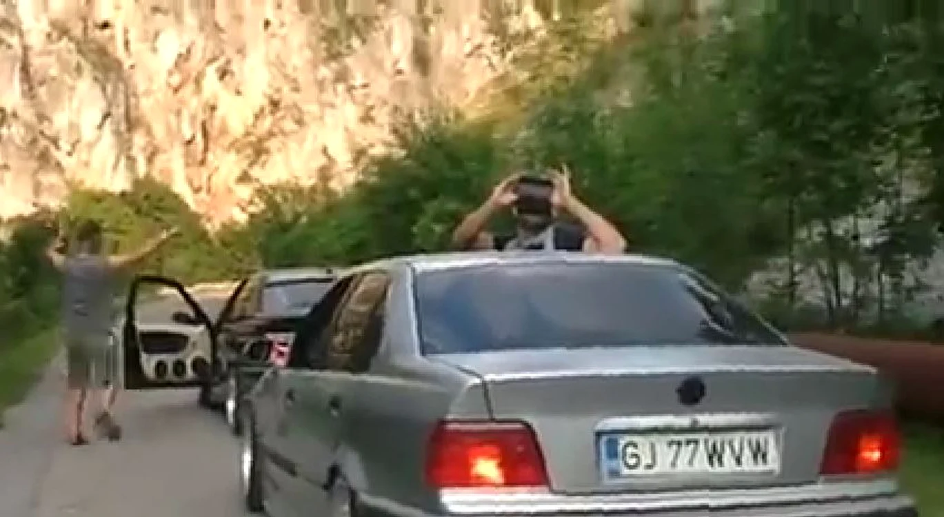 
    Cei doi șoferi au coborât de la volan și au început să meargă pe lângă automobilele care se deplasau singurefoto: captură video  